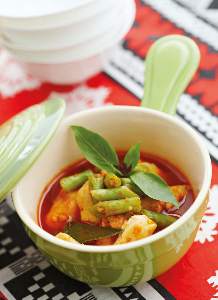 Chicken with Curry Paste and French Green Beans from Everyday Thai Cooking: Quick and Easy Family Style Recipes by Katie Chin