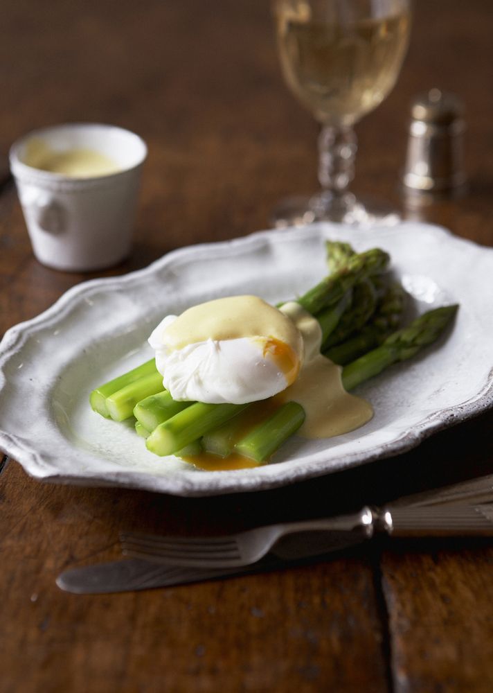 Oeuf poché aux asperges et sauce hollandaise from French Brasserie Cookbook by Daniel Galmiche